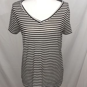 Mudd Top  V-neck Shirt Black and White Pre-Own